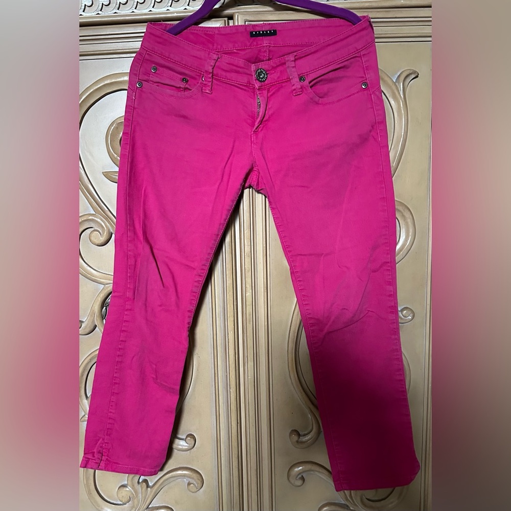 Sisley Pink Denim Jean Capris Italian Sz 26 hot pink length 25” guc pockets